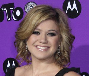 Kelly Clarkson is having a rough first pregnancy so far in her first trimester!